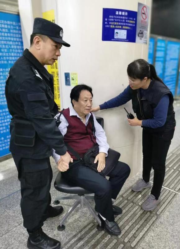 旅客突发心脏病倒地 皇岗边检站民警紧急救助