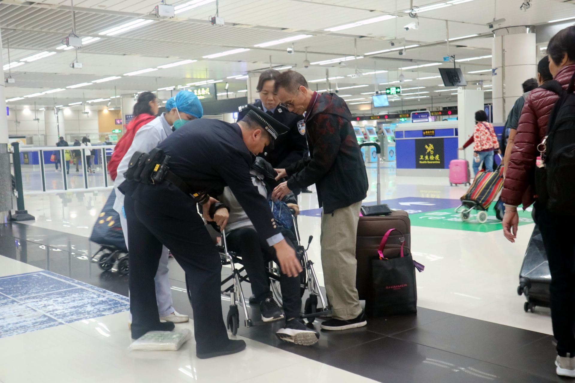 香港旅客不慎摔伤无法行走 深圳湾边检民警紧急施救