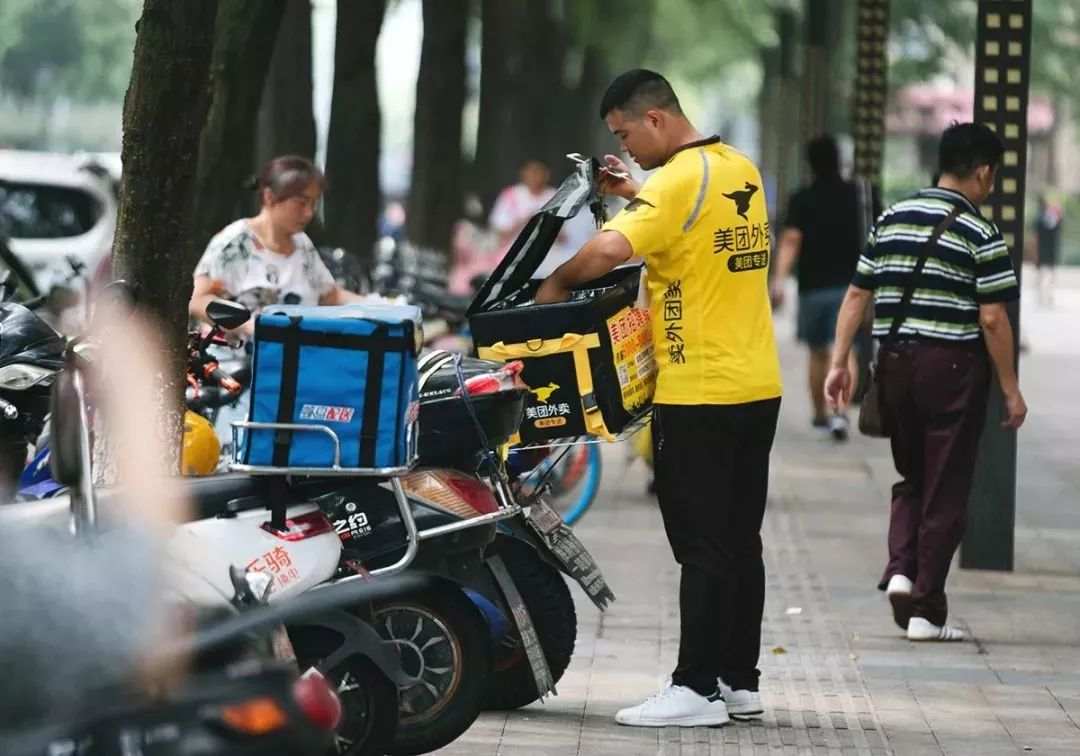 宁送外卖不去工厂，年轻人“抛弃”的是什么