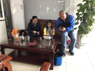 8岁女孩来深圳过年却走丢了，多亏公交人员发现助其回家