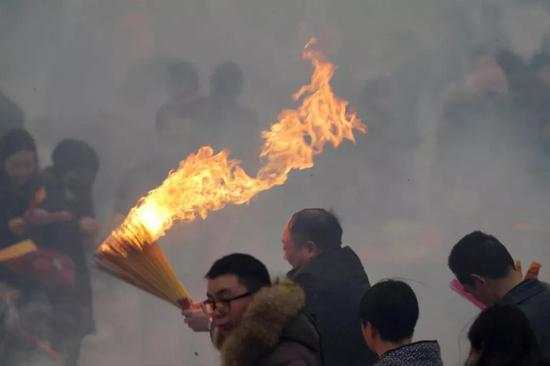 起最早的床烧最呛的香 中国人初五拜财神有“多野”