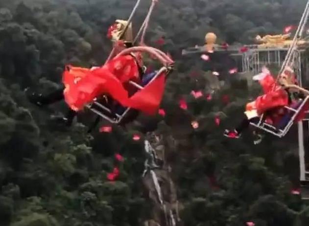 广东一景区悬崖上撒红包雨！游客冒险抢，网友：没有命怎么挣百亿