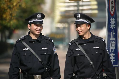57岁的民警黄自庭！治安卡点上守护万家团圆