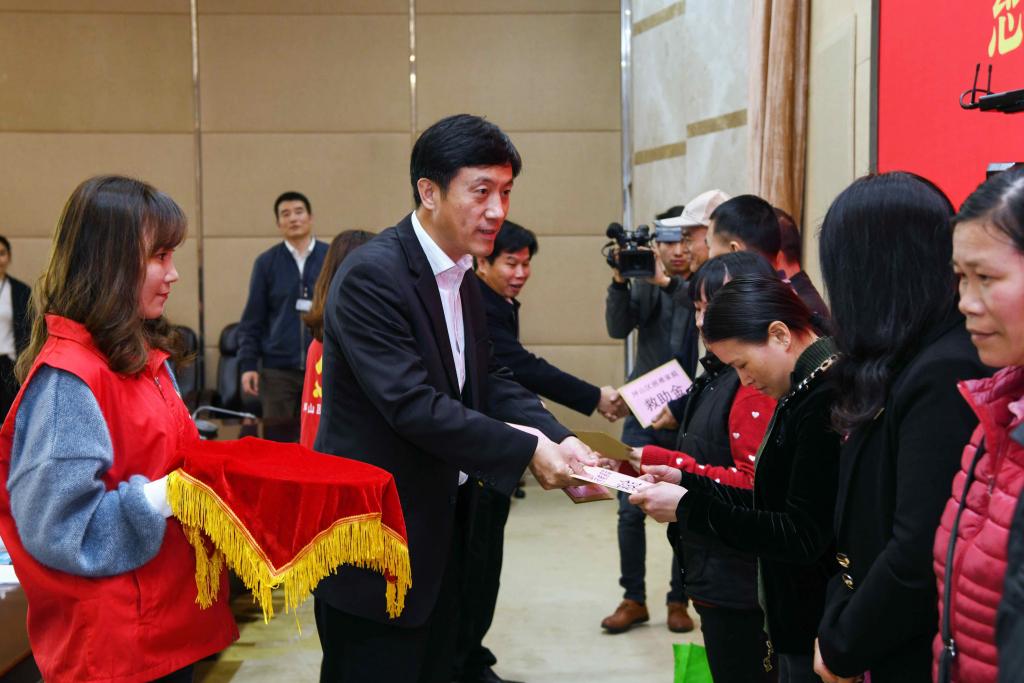 坪山精准救助温暖困难群众 一批爱心企业、个人受表彰