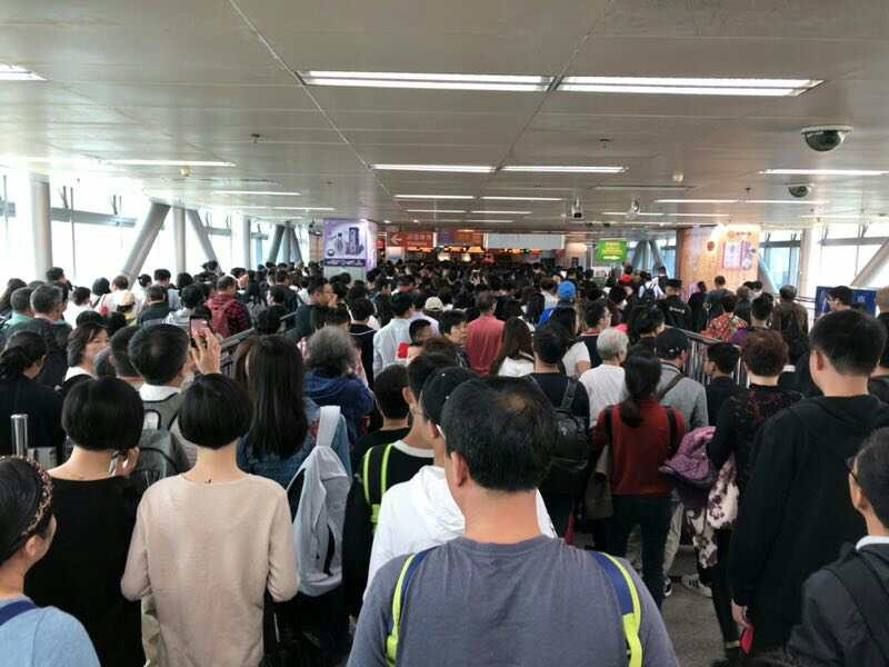 快讯！赴港旅客“挤爆”罗湖口岸