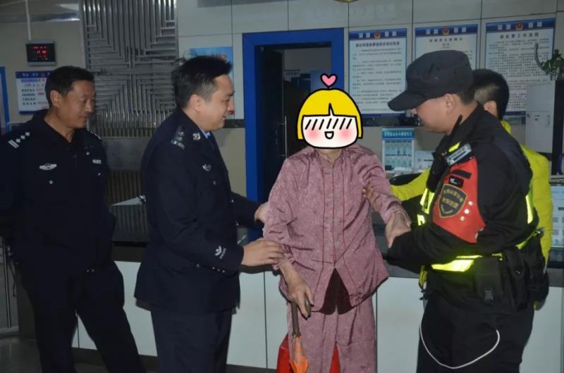 九旬老太迷路寒风中，光明警方助其与家人团聚