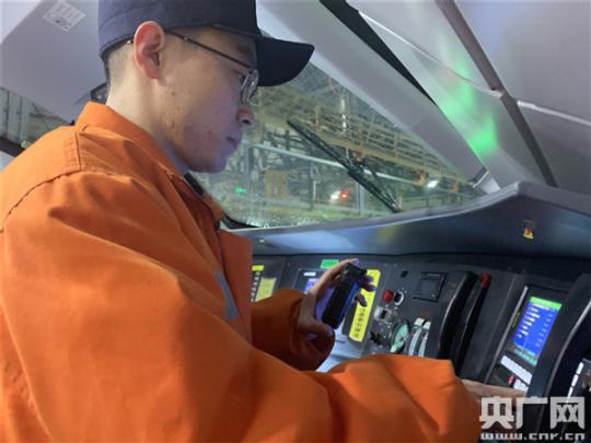 过年不回家的人：高铁列车的“耳科医生”