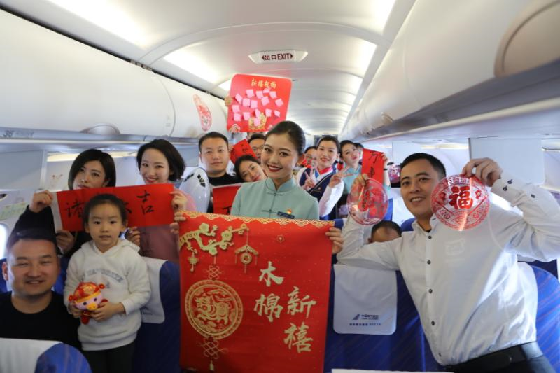 写春联，贴窗花，吃饺子！万米高空浓浓的年味