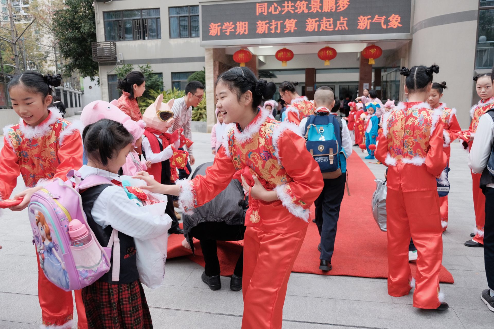 元宵节迎来新学期 拿到福袋满足小小心愿