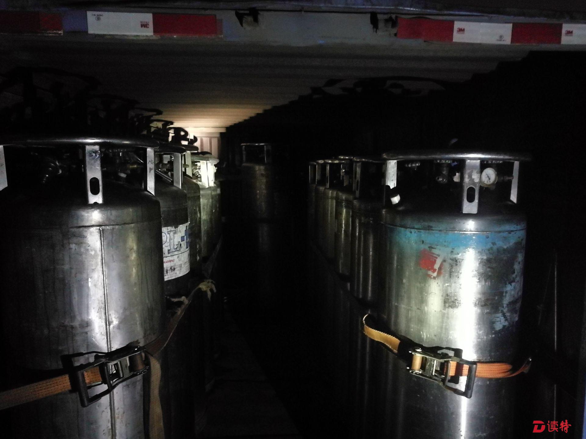 学校后山藏有危险化学品，燕罗街道连夜查扣！