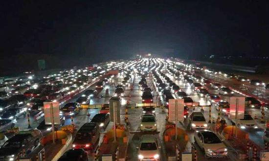 全国公路进入返程高峰，74条高速100多个路段因降雪封闭
