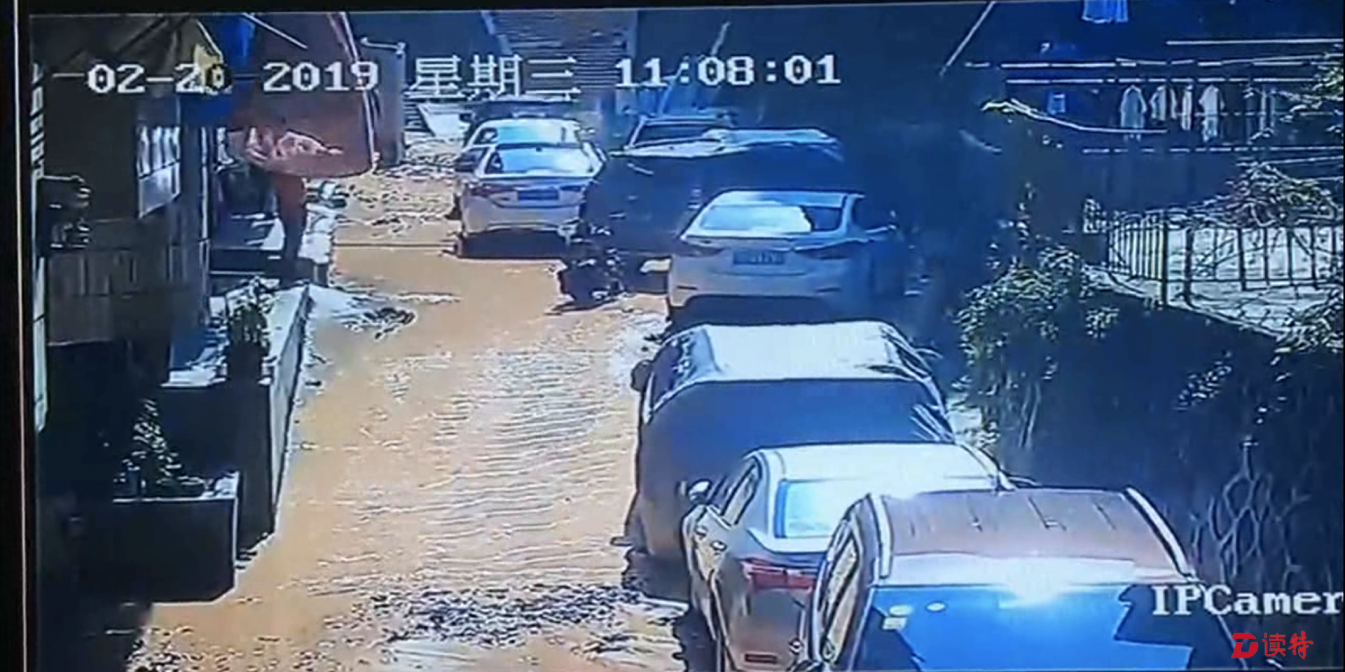 泥浆突然冲入布吉一村内，是山体滑坡？原因竟是这样...