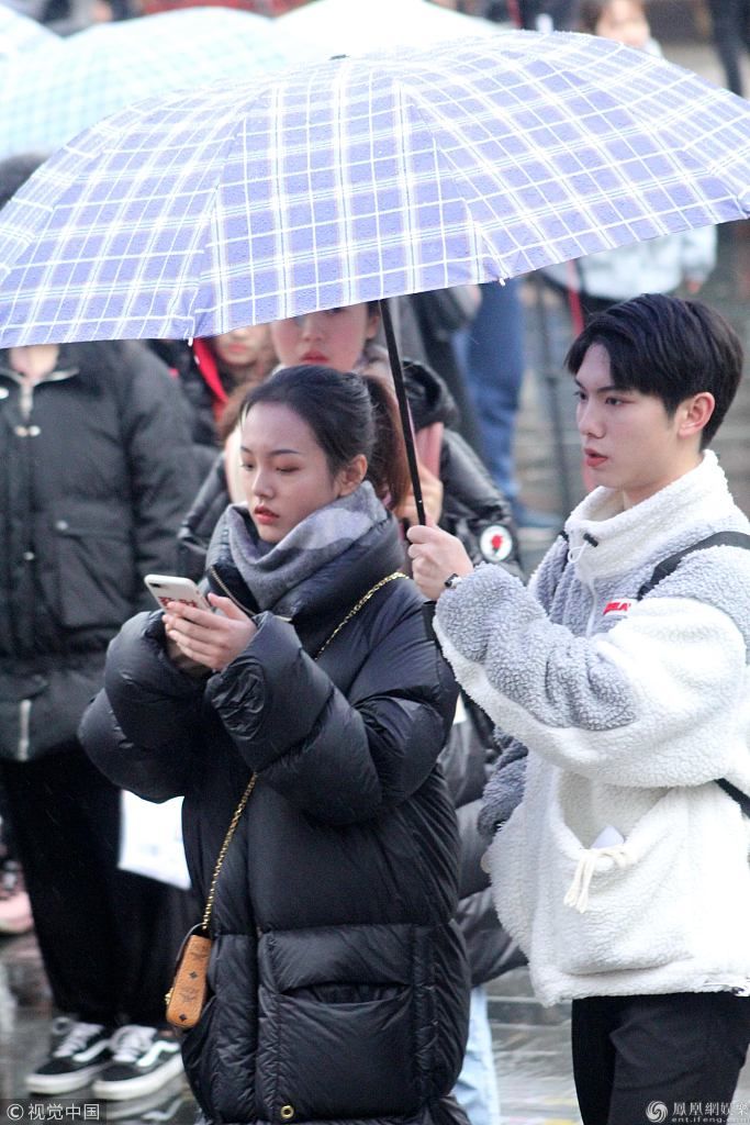 上戏艺考复试雨中拉开帷幕 00后小鲜肉素颜拼颜值才艺
