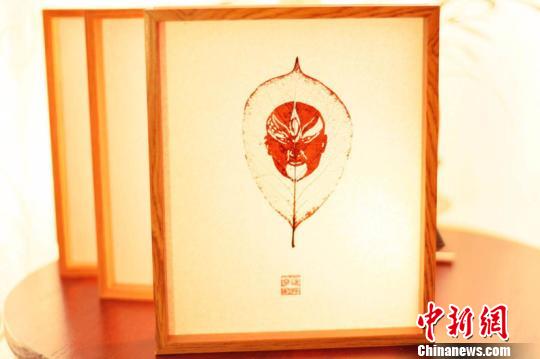 “90后”小伙树叶上雕京剧脸谱 传承中国古老技艺