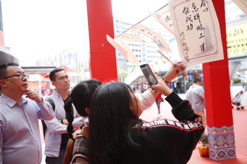 华强北街头闹元宵，这些灯谜只有深圳人懂