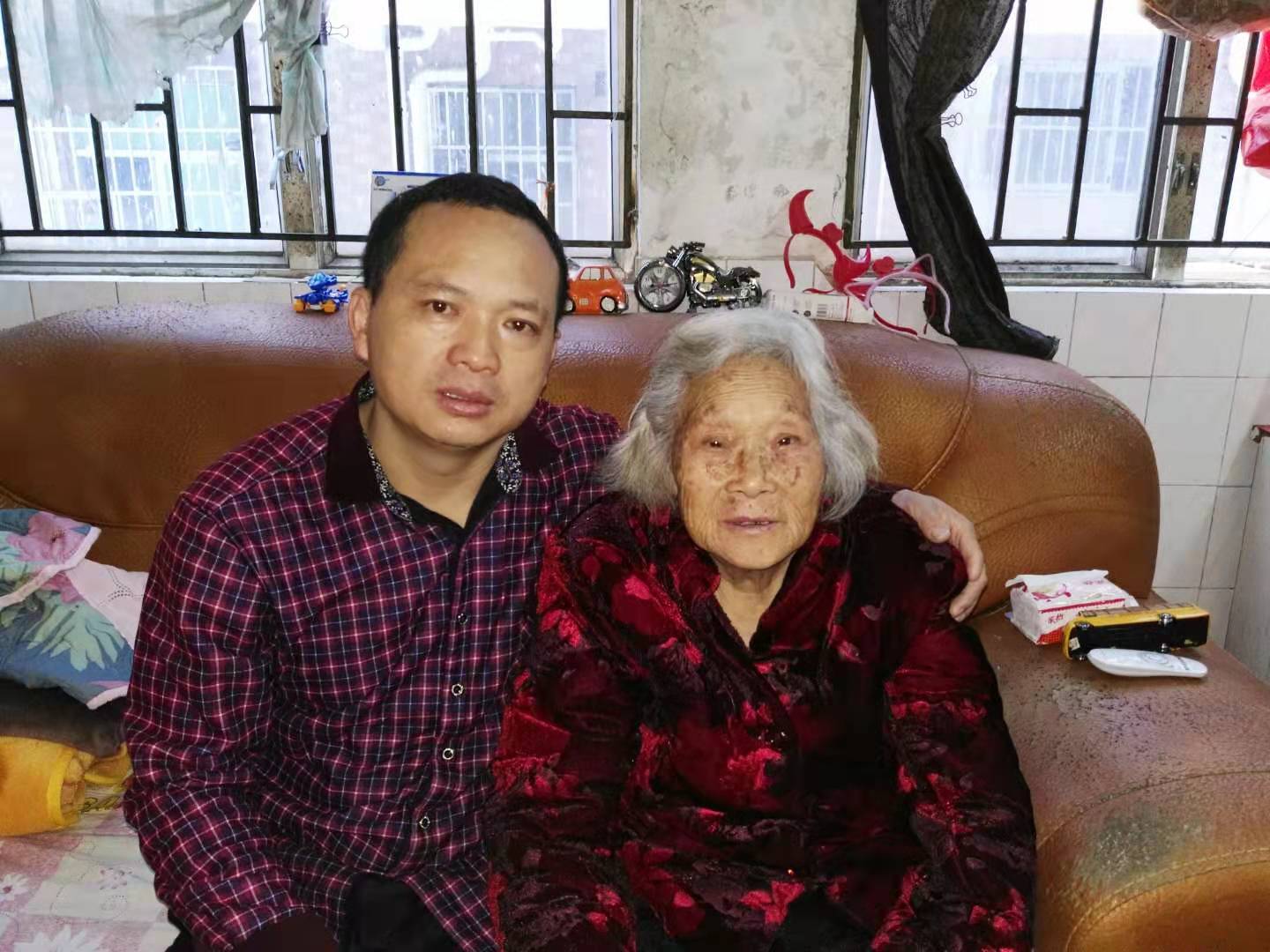 七旬老妇深夜野外独行，深圳好心司机帮其寻亲  