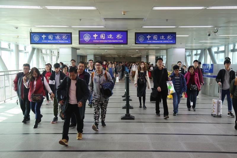 大年初一 罗湖口岸出入境客流量约7.2万人次  