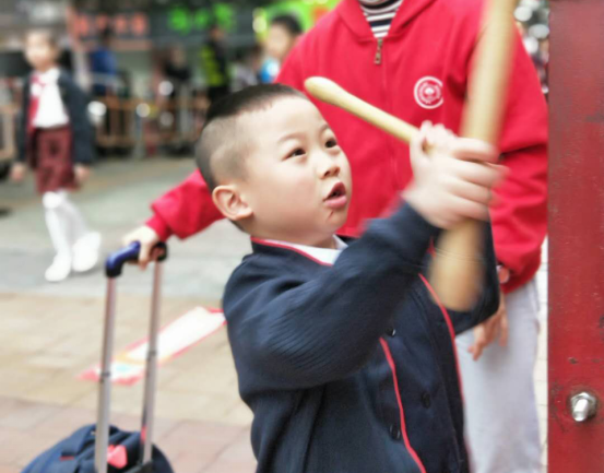 学生闹元宵、老师发“红包”、校长来“表白”…这个开学乐陶陶！  