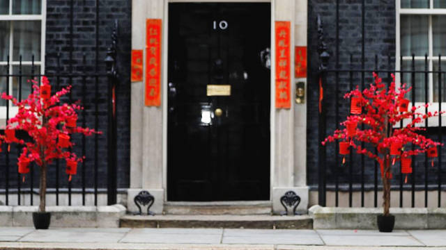 英国首相官邸罕见贴春联庆祝中国年，写的是…