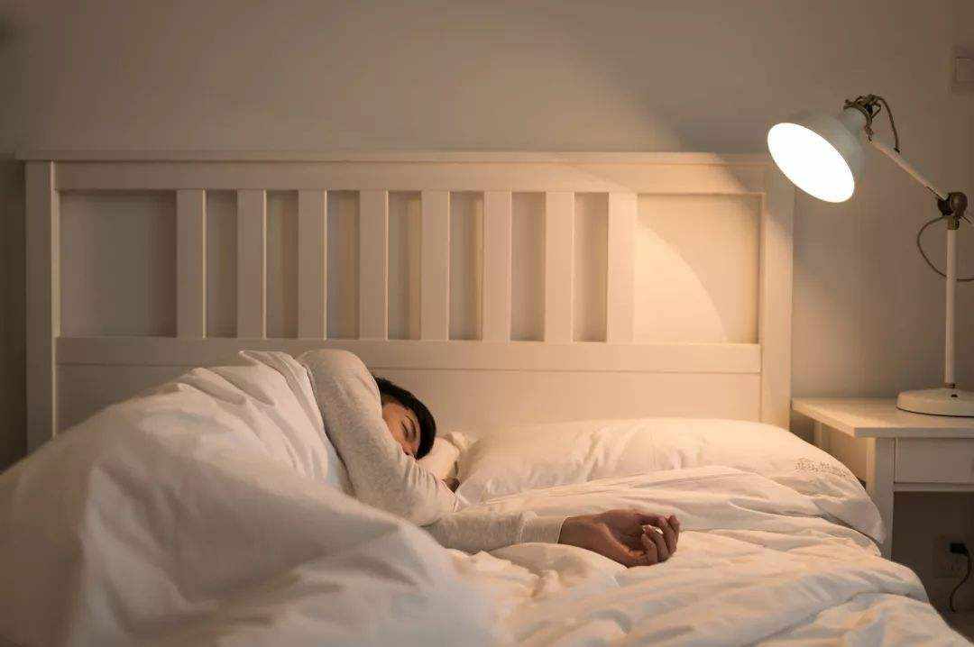 别熬夜了！研究发现充足睡眠和心血管健康存因果关系