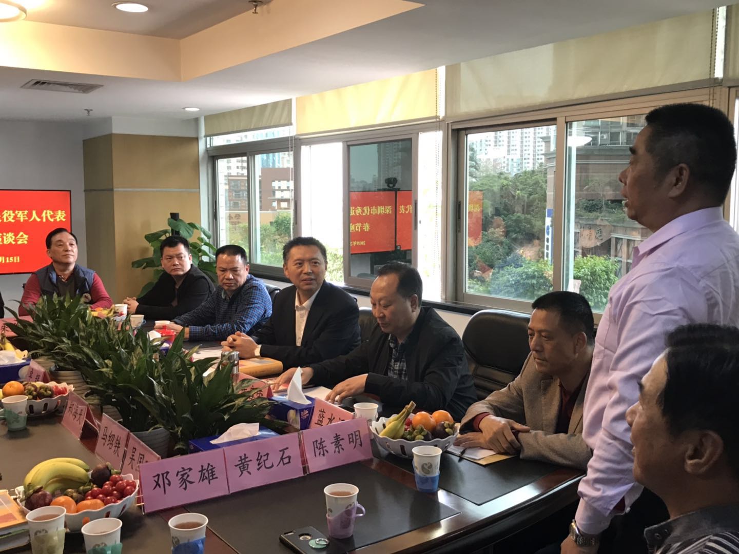 深圳14位优秀退役军人回“娘家”探门