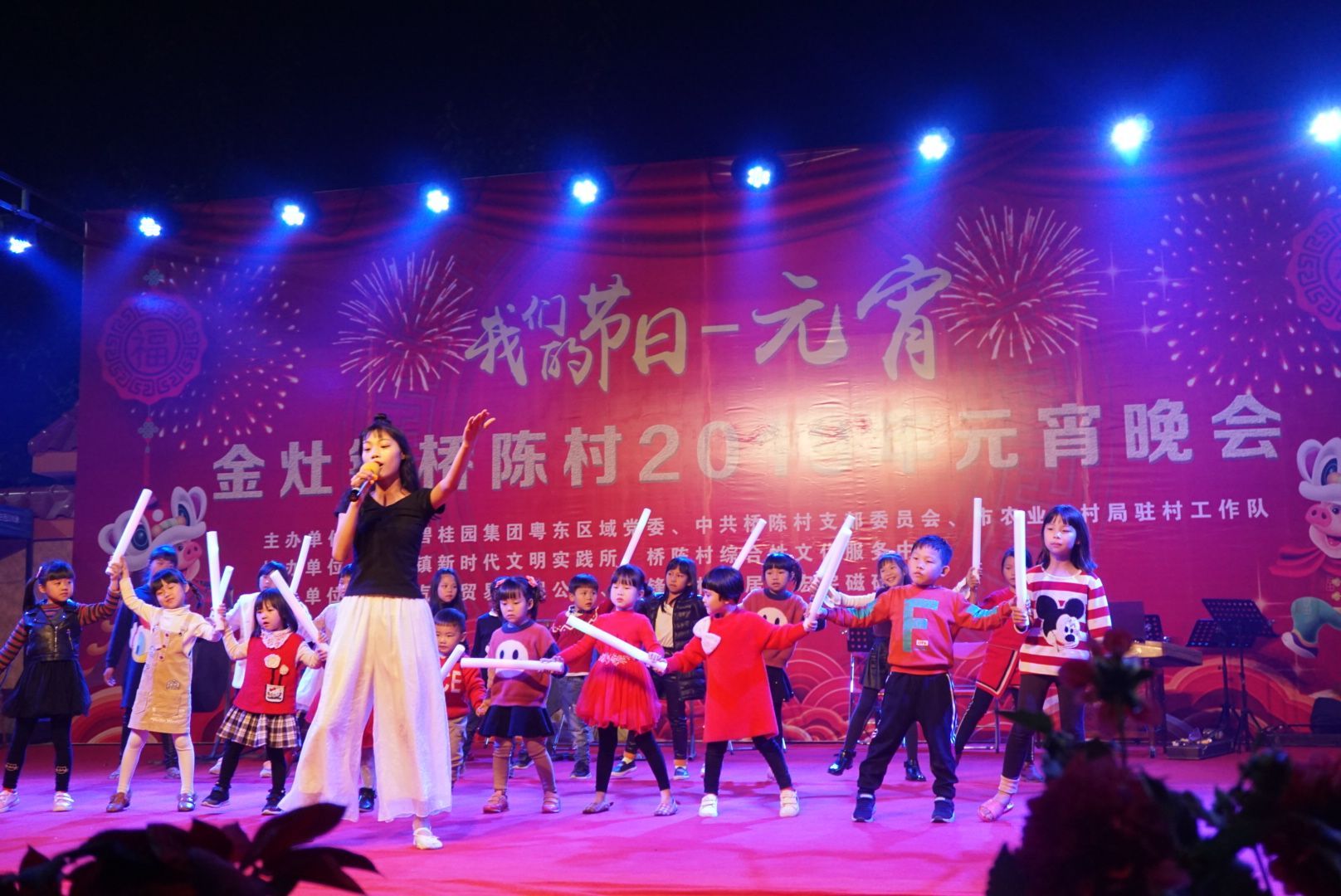  “红色领航”扶贫路！昔日一片废墟今成元宵欢乐舞台 