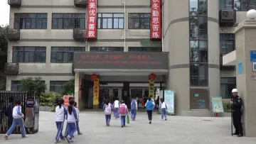 新闻路上说说说丨深圳多所学校限用QQ微信布置作业，你赞同吗？