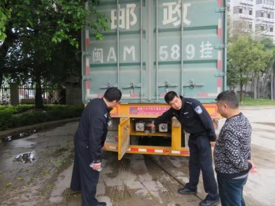 油罐车伪装成“中国邮政”车辆走私成品油被汕头海关查获