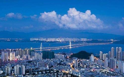 广东代表团：紧抓重大发展机遇 共建国际一流湾区  
