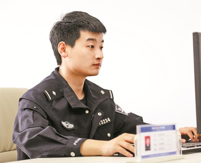 方斌：保持青年民警工作热情，成为扫黑除恶办案能手