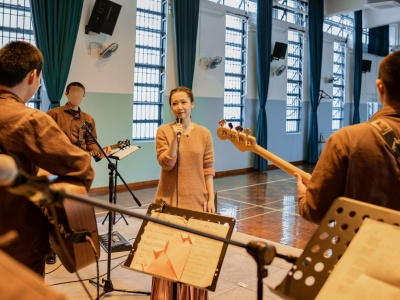 香港歌星关心妍用歌声帮助在囚青少年