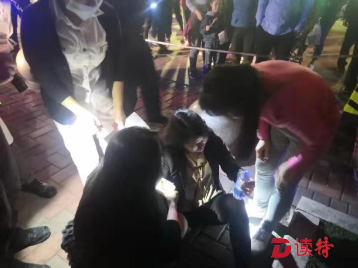 女子夜间发病当街晕倒 辅警果断救助