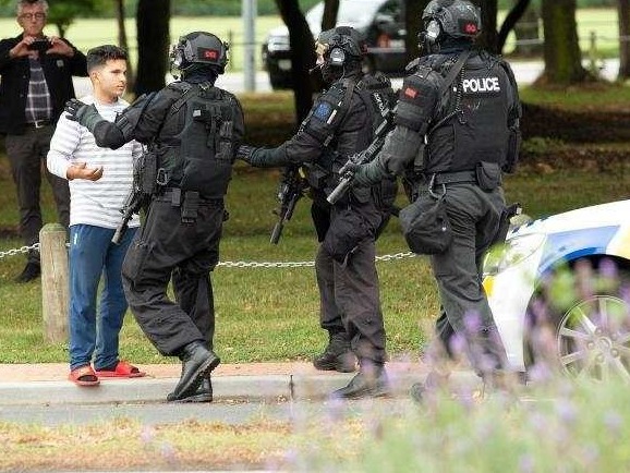 新西兰枪击案，为何能在美国社交媒体上公然直播？