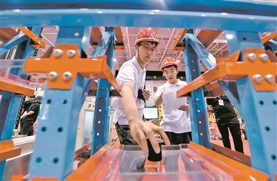 代表委员热议职业教育发展  让职业教育的短腿“长起来”