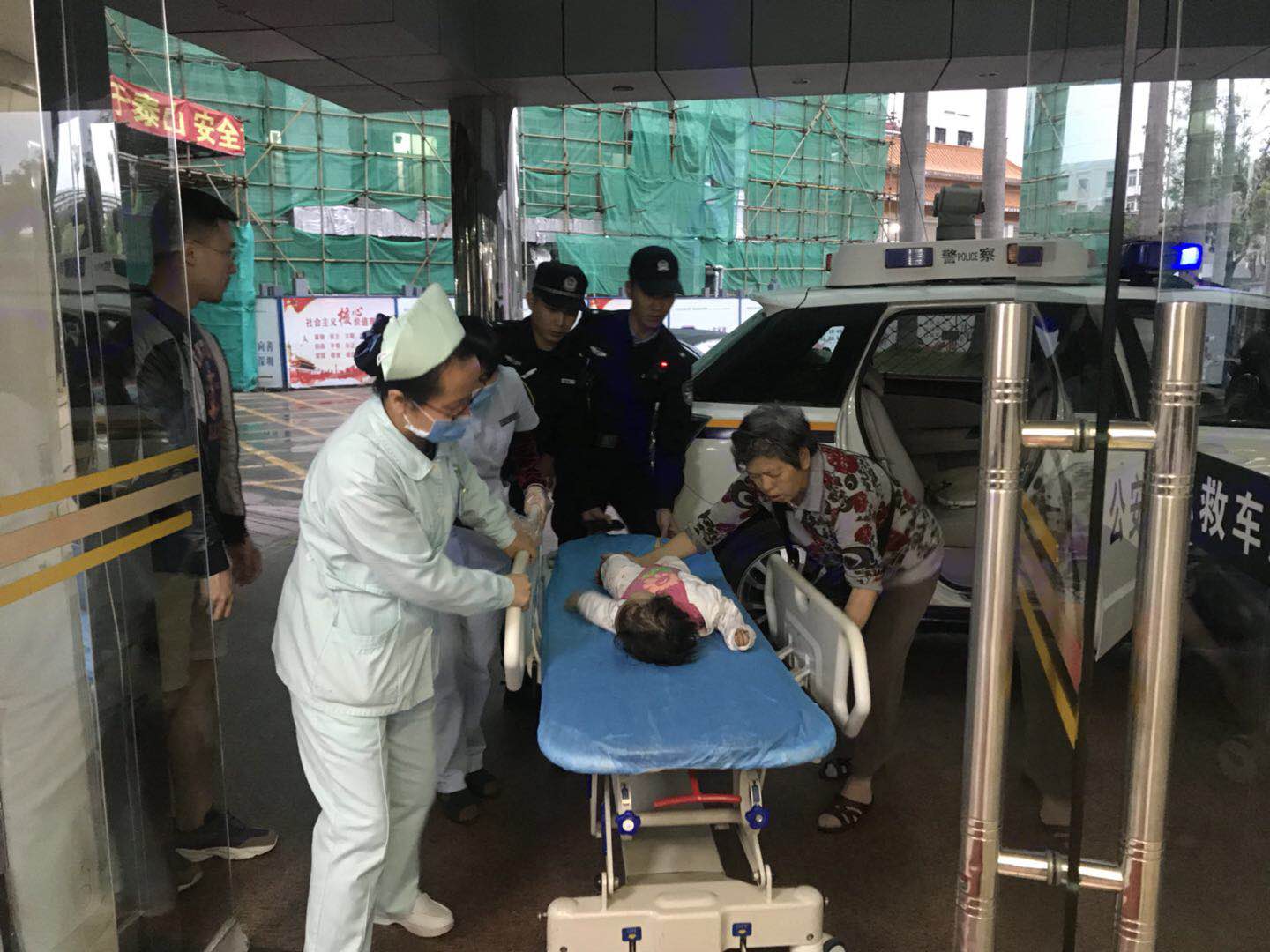 三岁女娃从8楼坠落！民警救助上演“生死时速”