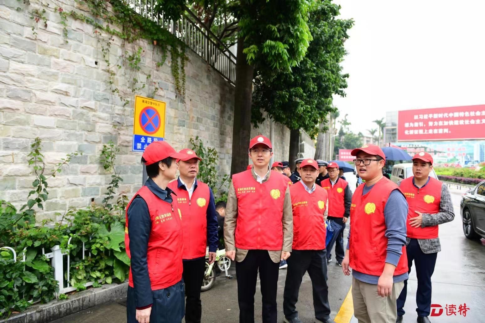 劝返未戴安全帽骑行电动车者！南湾街道文明交通劝导行动拉开序幕