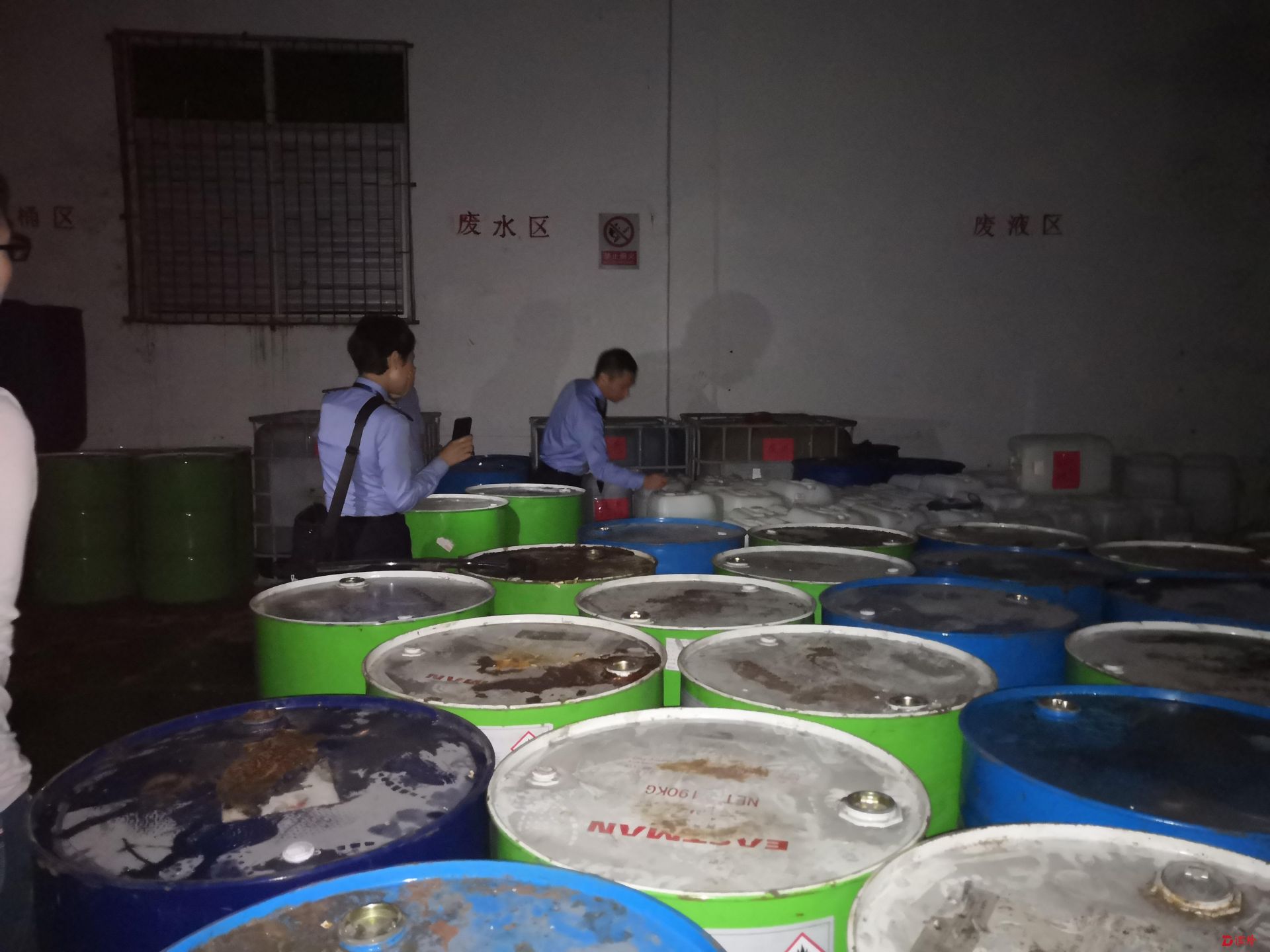 80桶8吨！宝安西乡街道网格员协助职能部门查处一非法存储危险化学品仓库