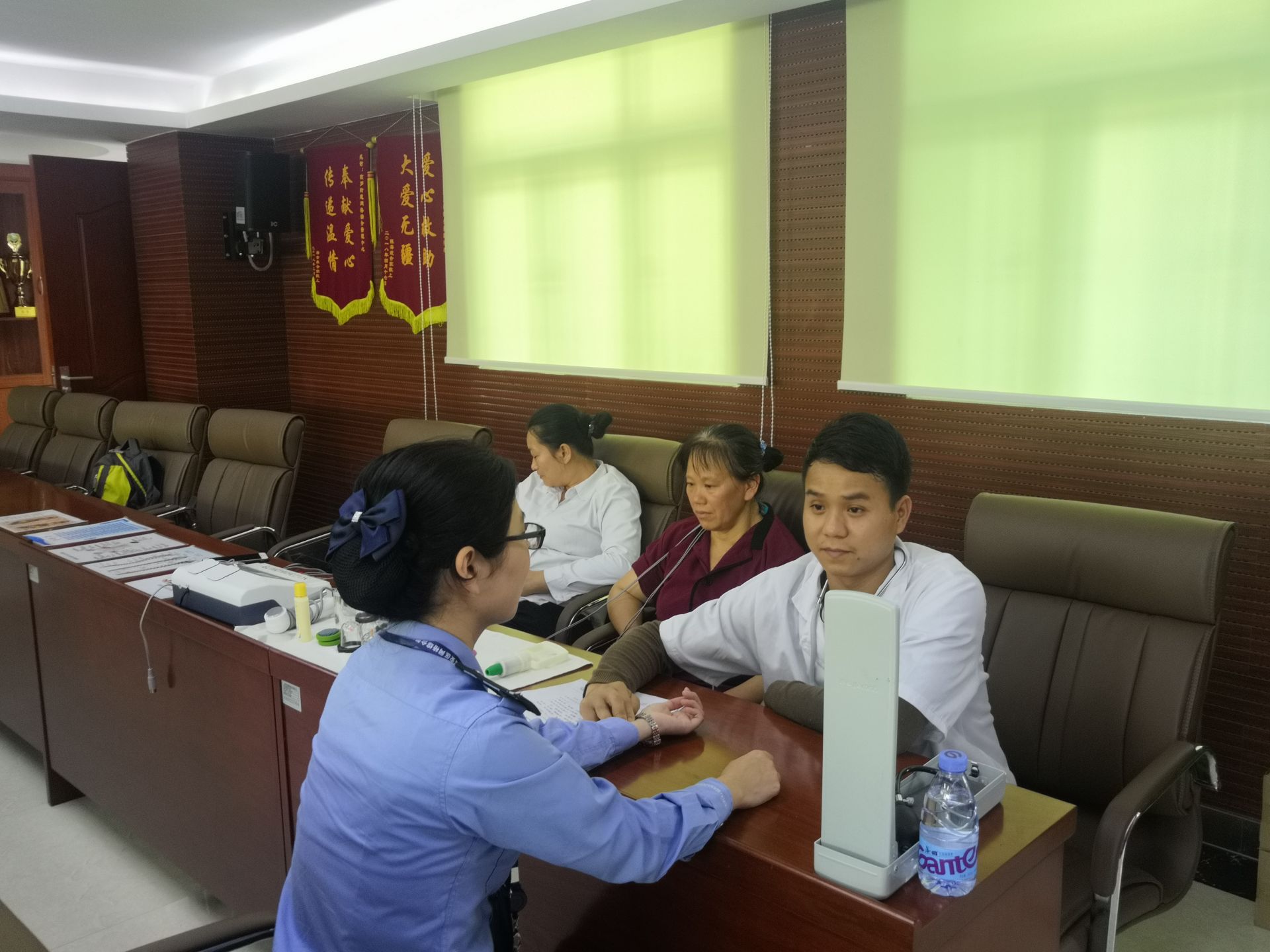燕罗联合宝安中医院关爱网格员身体健康
