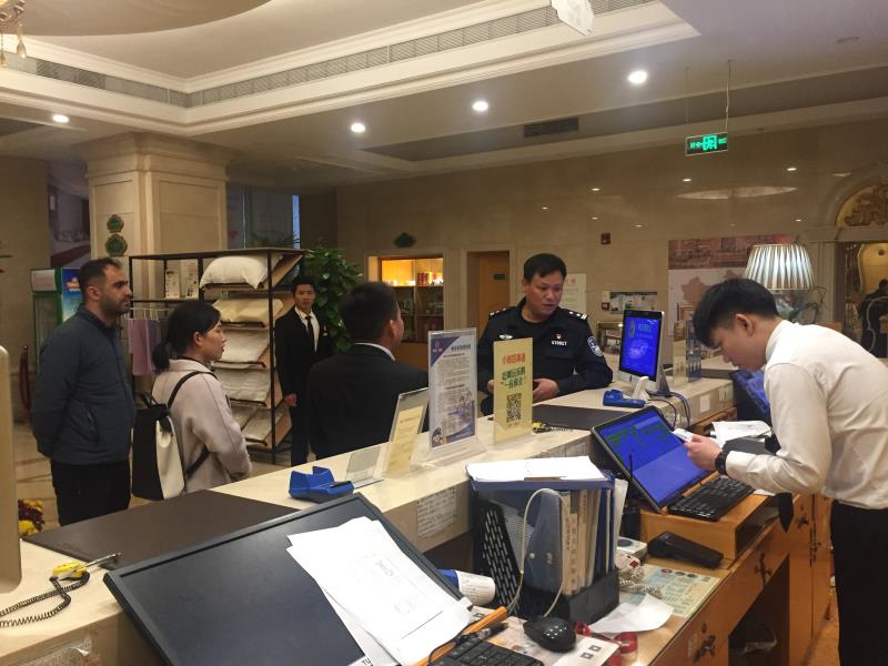 外商凌晨入住遇难题 警长放弃休息返岗解急难