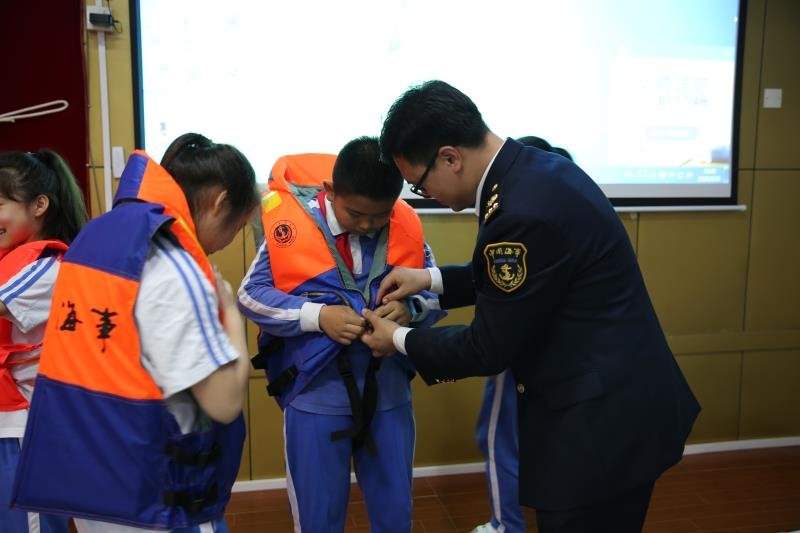 大铲海事局青年团员走进新安湖小学宣讲水上交通安全