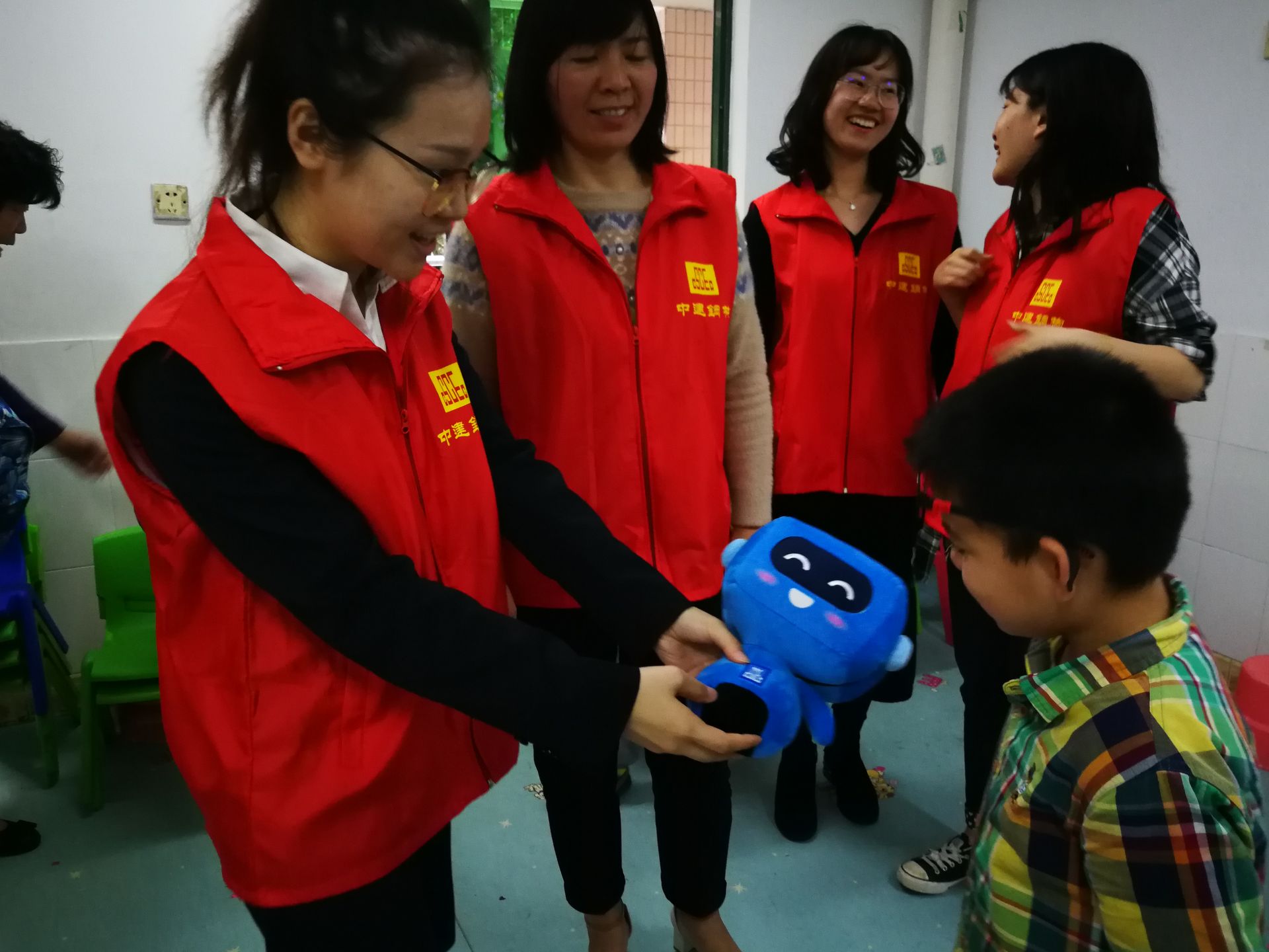 绽放巾帼之美！中建钢构女职工用爱温暖“星星的孩子”