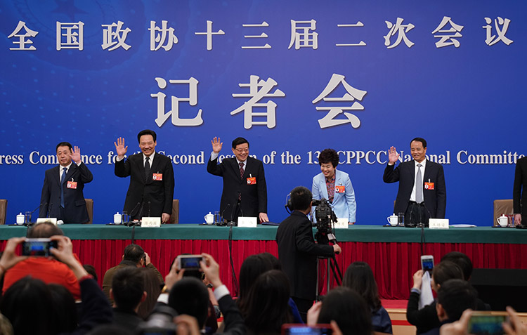 种上“摇钱树” 养上“下蛋鸡”！全国政协十三届二次会议首场记者会聚焦三大攻坚战