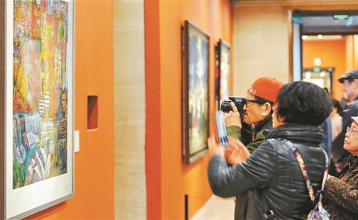 观众点赞庆祝新中国成立70周年暨深圳建市40周年美术作品展