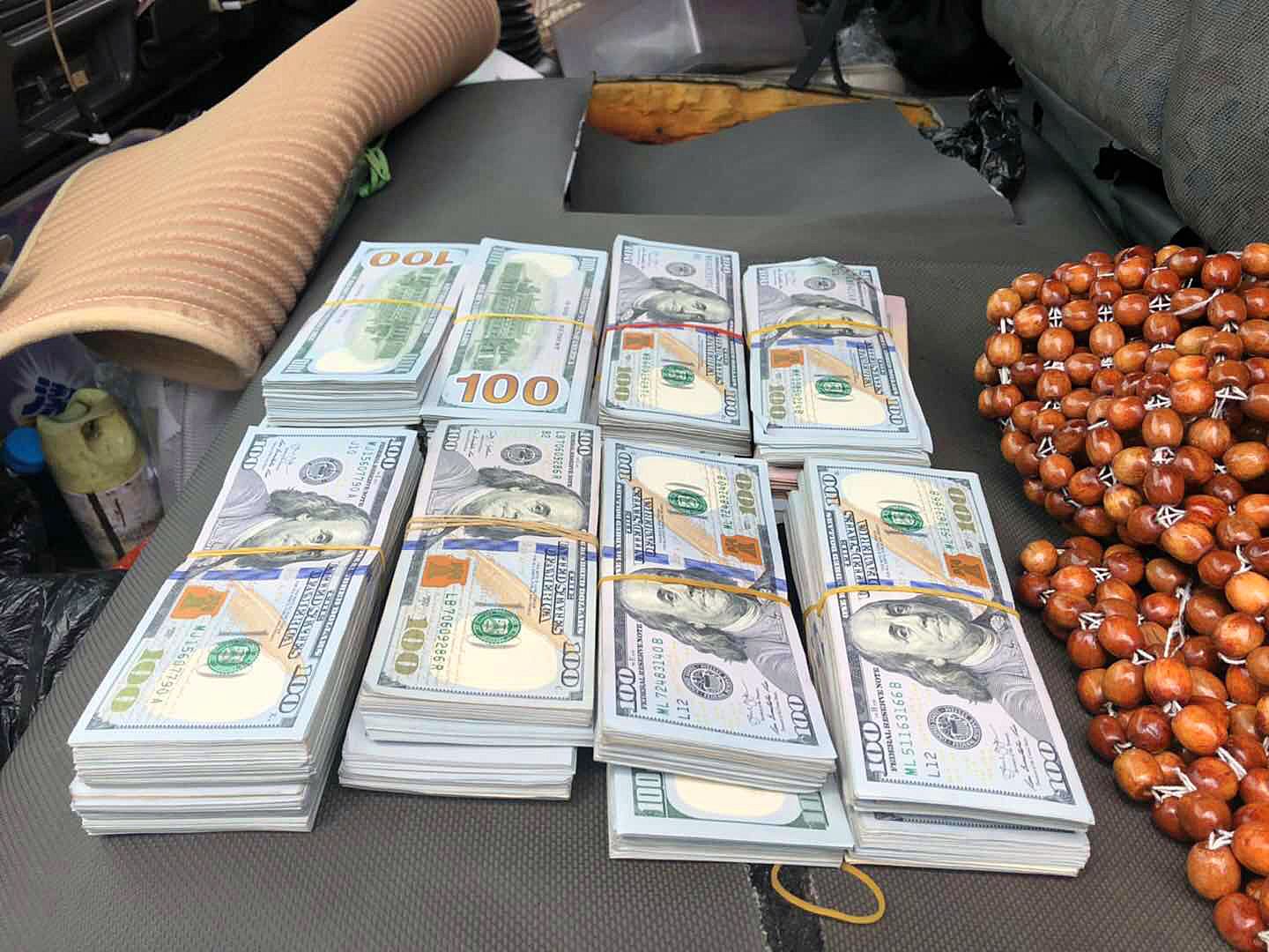掏空座椅装美金！货车司机当“水客”被识破