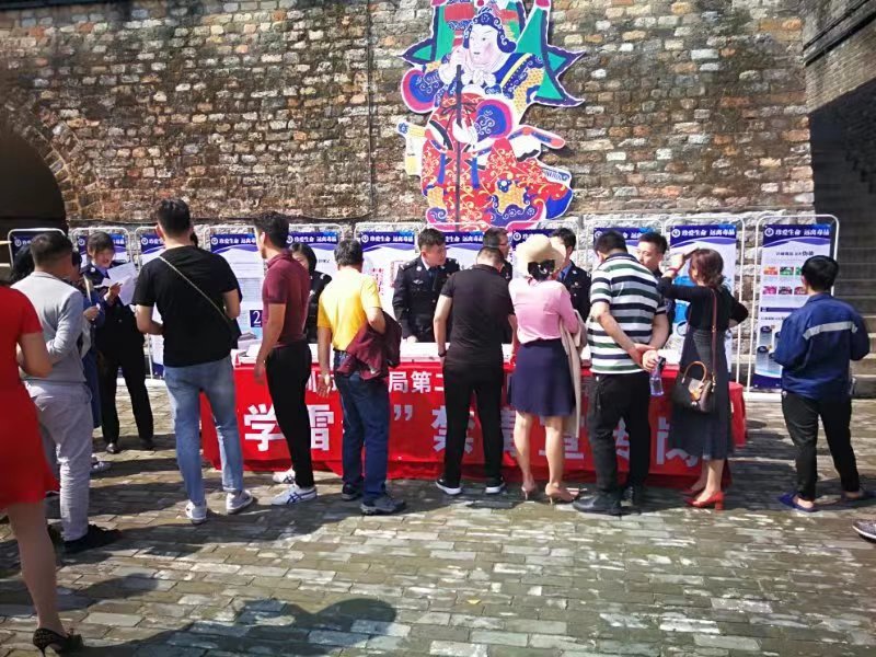 禁毒知识还没掌握？民警在大鹏所城现场讲解