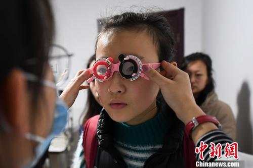 我国“小眼镜”人数超1亿！学习、玩电子产品都是诱因