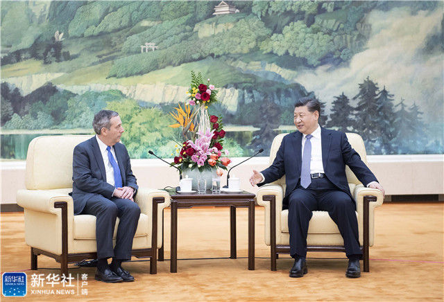 习近平会见哈佛大学校长巴科  