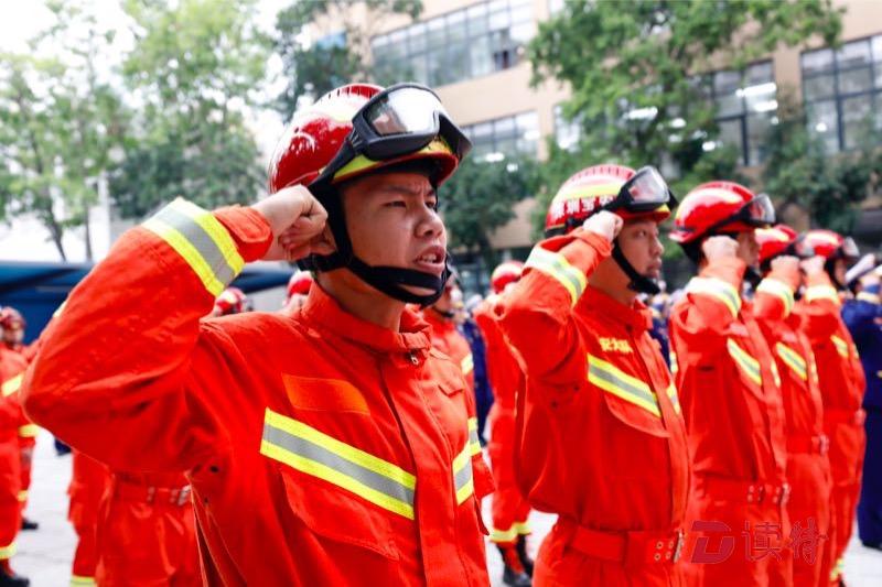深圳消防救援支队举行迎旗和集体宣誓仪式，现场“黑科技”装备精彩亮相