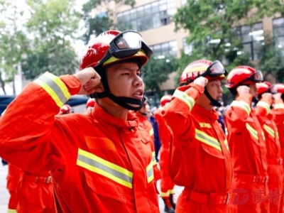 深圳消防救援支队举行迎旗和集体宣誓仪式，现场“黑科技”装备精彩亮相