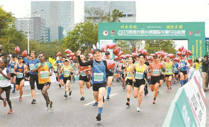 首届深圳“光马”激情开跑 8000名选手跑进“最美赛道”